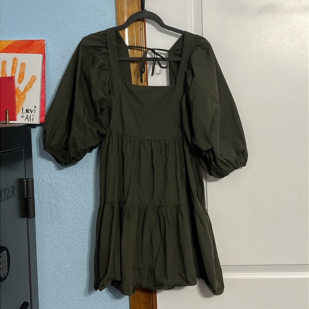 Dark green puffy dress. Size medium